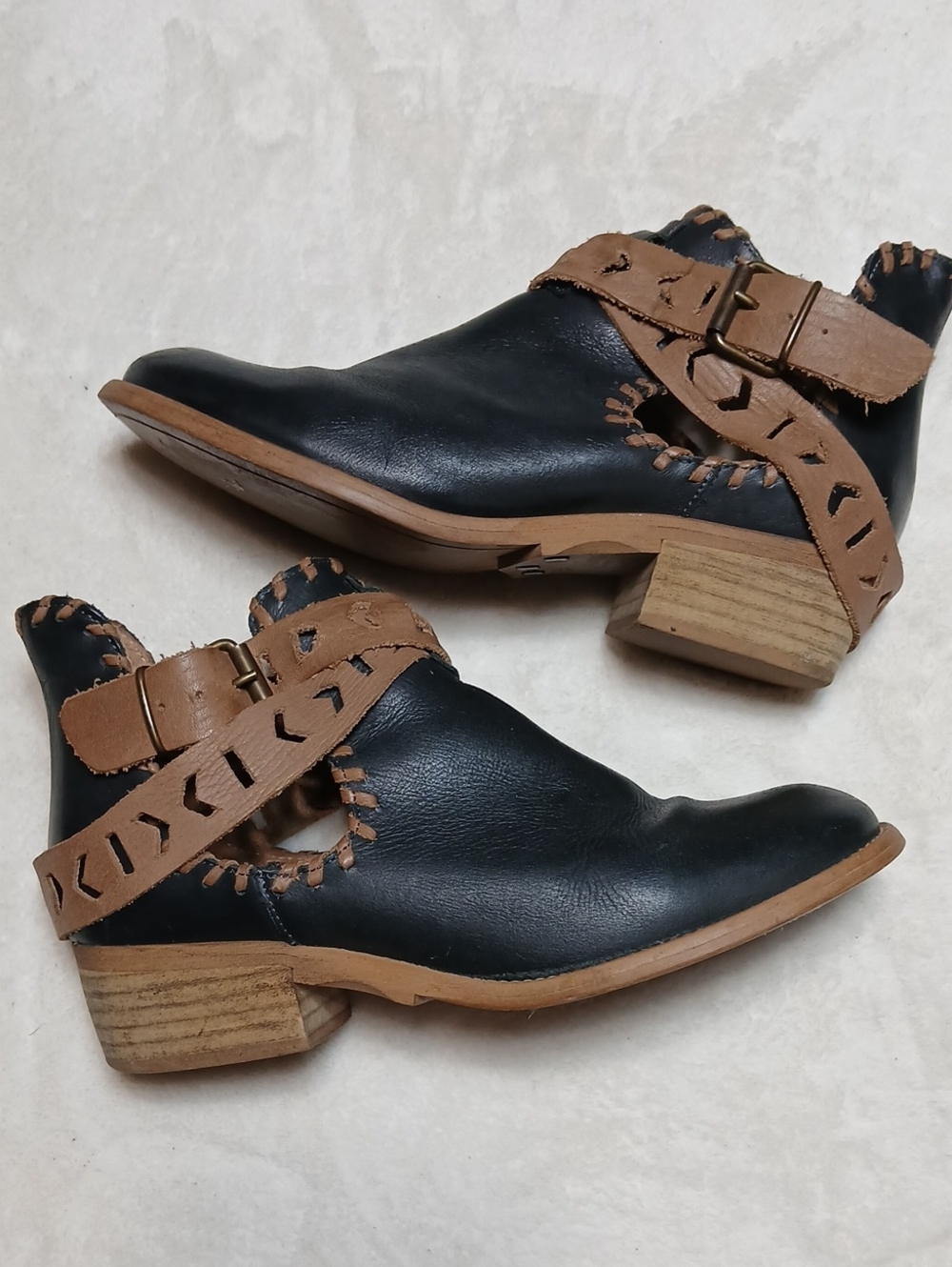 Musse & Cloud Black Leather Ankle Boots with Brown Cutout Strap Size 39